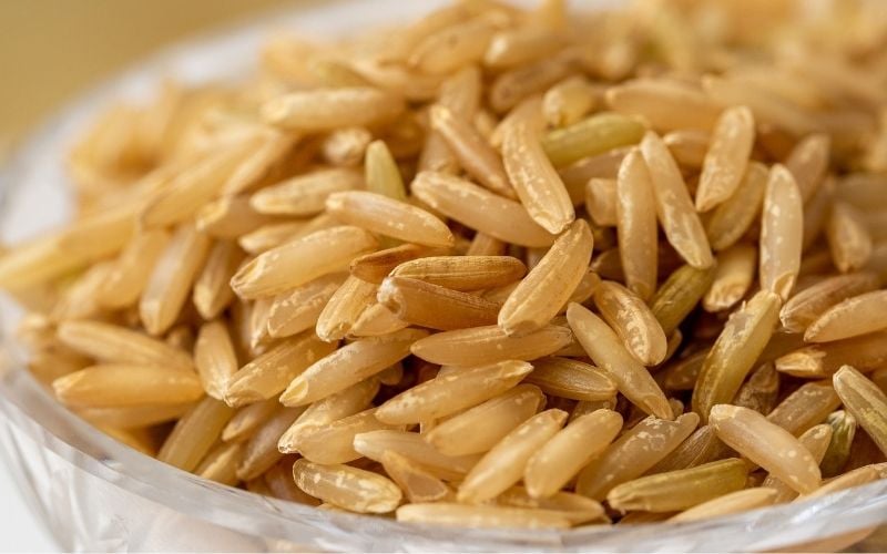 Gạo lứt giàu dưỡng chất nhờ giữ nguyên lớp cám và mầm 